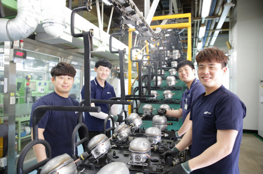 삼성전자 광주사업장 생산라인에서 임직원들이 컴프레서를 생산하고 있다. 삼성전자 제공